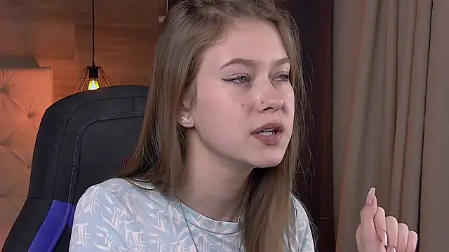 Snapshot of EveMundie chatting on February 2025 12:42:01 PM EveMundie online show from February 2025 12:42:01 PM