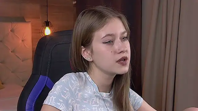 Snapshot of EveMundie chatting on February 2025 03:48:02 PM EveMundie online show from February 2025 03:48:02 PM