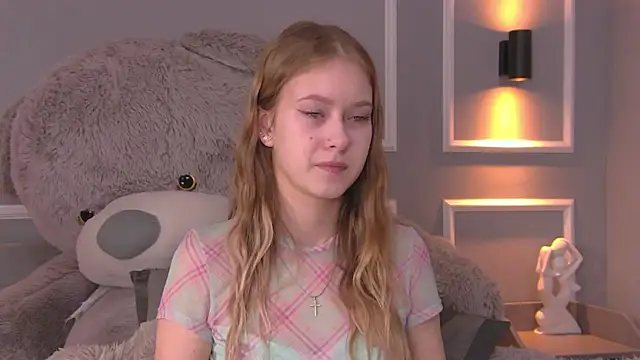 Snapshot of EveMundie chatting on March 2025 10:14:02 AM EveMundie online show from March 2025 10:14:02 AM