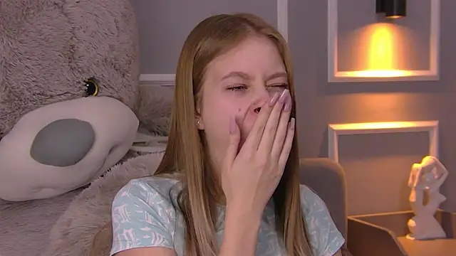 Snapshot of EveMundie chatting on March 2025 12:33:02 PM EveMundie online show from March 2025 12:33:02 PM