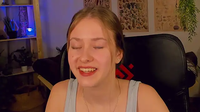 Snapshot of EveMundie chatting on March 2025 08:19:02 PM EveMundie online show from March 2025 08:19:02 PM