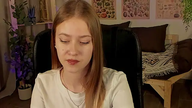 Snapshot of EveMundie chatting on March 2025 12:34:01 PM EveMundie online show from March 2025 12:34:01 PM