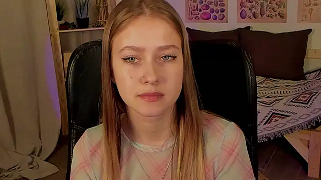 Snapshot of EveMundie chatting on March 2025 05:04:01 PM EveMundie online show from March 2025 05:04:01 PM