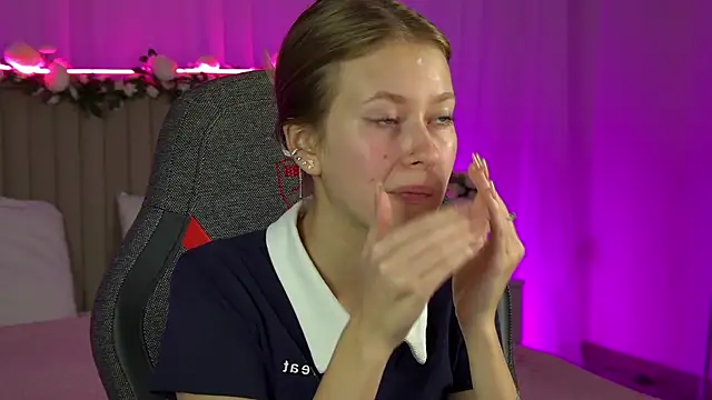 Snapshot of EveMundie chatting on September 2025 12:15:02 PM EveMundie online show from September 2025 12:15:02 PM