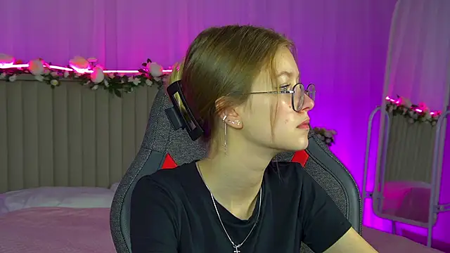 Snapshot of EveMundie chatting on September 2025 06:24:01 AM EveMundie online show from September 2025 06:24:01 AM