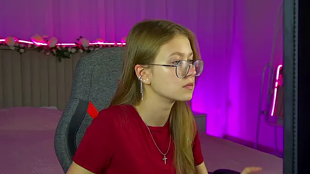 Snapshot of EveMundie chatting on September 2025 10:48:01 AM EveMundie online show from September 2025 10:48:01 AM