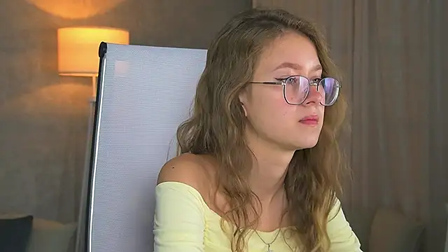 Snapshot of EveMundie chatting on September 2025 09:42:02 AM EveMundie online show from September 2025 09:42:02 AM