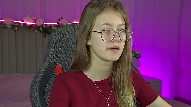 Snapshot of EveMundie chatting on September 2025 06:24:01 AM EveMundie online show from September 2025 06:24:01 AM