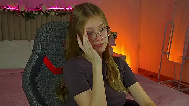 Snapshot of EveMundie chatting on September 2025 10:06:02 AM EveMundie online show from September 2025 10:06:02 AM