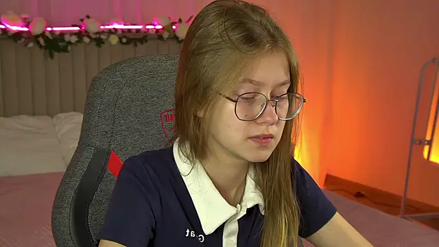 Snapshot of EveMundie chatting on September 2025 06:26:02 AM EveMundie online show from September 2025 06:26:02 AM