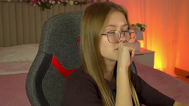 Snapshot of EveMundie chatting on September 2025 12:19:01 PM EveMundie online show from September 2025 12:19:01 PM