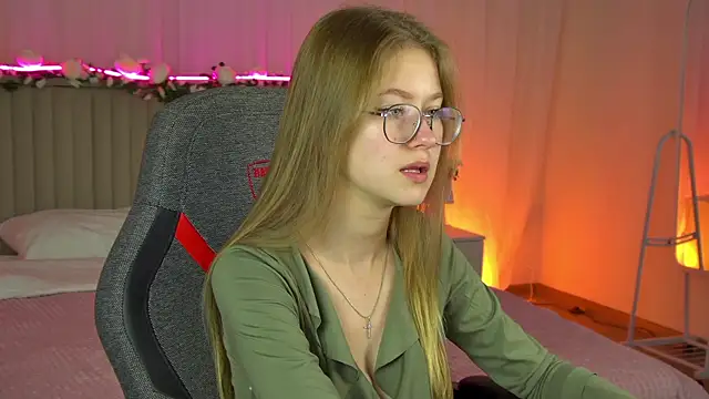 Snapshot of EveMundie chatting on September 2025 06:39:02 AM EveMundie online show from September 2025 06:39:02 AM