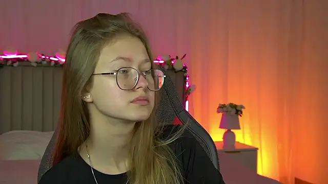 Snapshot of EveMundie chatting on September 2025 06:18:01 AM EveMundie online show from September 2025 06:18:01 AM