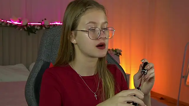 Snapshot of EveMundie chatting on September 2025 12:10:02 PM EveMundie online show from September 2025 12:10:02 PM