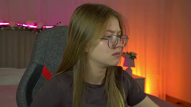 Snapshot of EveMundie chatting on October 2025 12:44:02 PM EveMundie online show from October 2025 12:44:02 PM