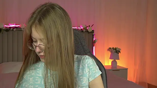 Snapshot of EveMundie chatting on October 2025 06:32:02 AM EveMundie online show from October 2025 06:32:02 AM