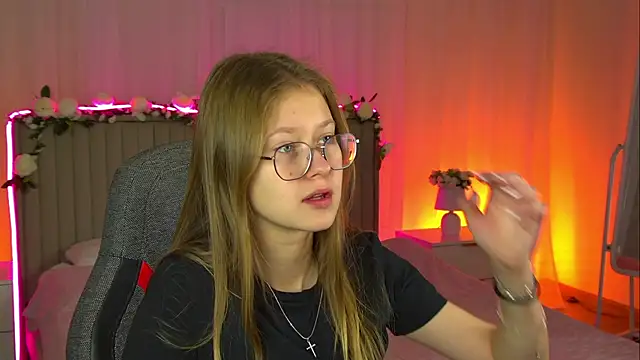 Snapshot of EveMundie chatting on October 2025 11:10:01 AM EveMundie online show from October 2025 11:10:01 AM