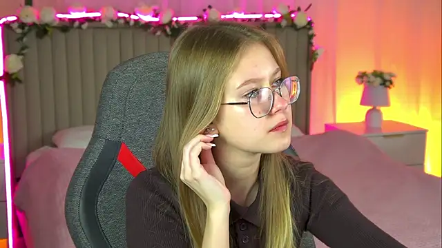 Snapshot of EveMundie chatting on October 2025 10:38:01 AM EveMundie online show from October 2025 10:38:01 AM