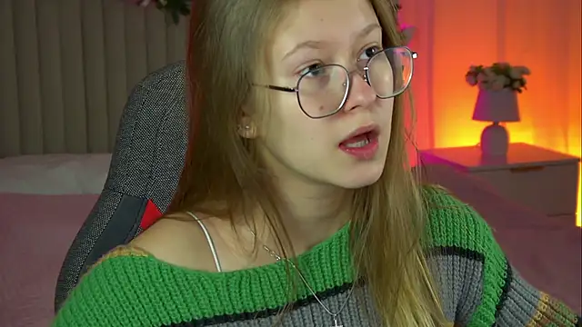 Snapshot of EveMundie chatting on October 2025 09:34:02 AM EveMundie online show from October 2025 09:34:02 AM