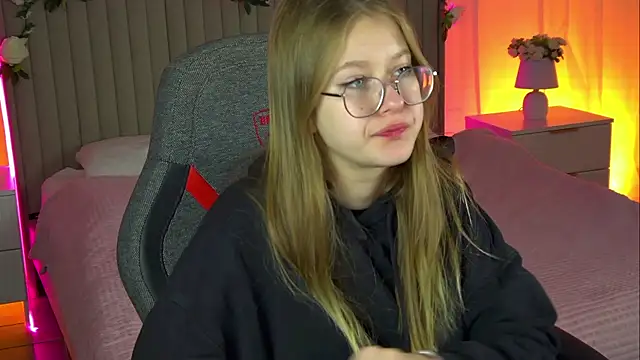 Snapshot of EveMundie chatting on October 2025 09:54:01 AM EveMundie online show from October 2025 09:54:01 AM