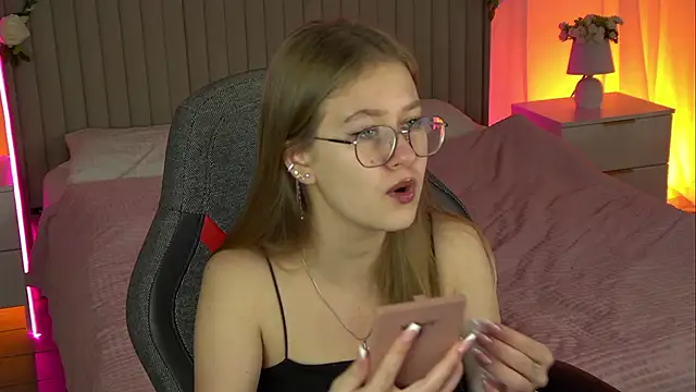 Snapshot of EveMundie chatting on October 2025 06:35:02 AM EveMundie online show from October 2025 06:35:02 AM