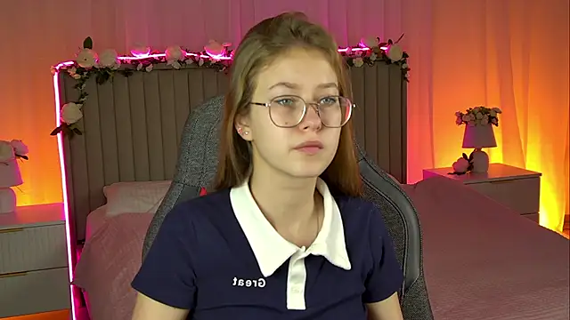 Snapshot of EveMundie chatting on October 2025 10:47:02 AM EveMundie online show from October 2025 10:47:02 AM