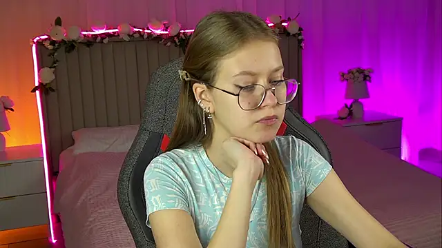 Snapshot of EveMundie chatting on October 2025 12:45:02 PM EveMundie online show from October 2025 12:45:02 PM