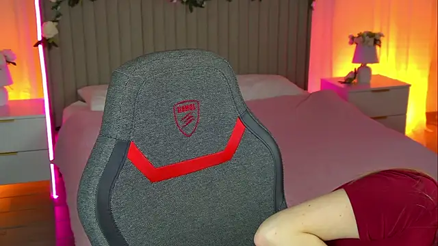 Snapshot of EveMundie chatting on October 2025 12:09:01 PM EveMundie online show from October 2025 12:09:01 PM