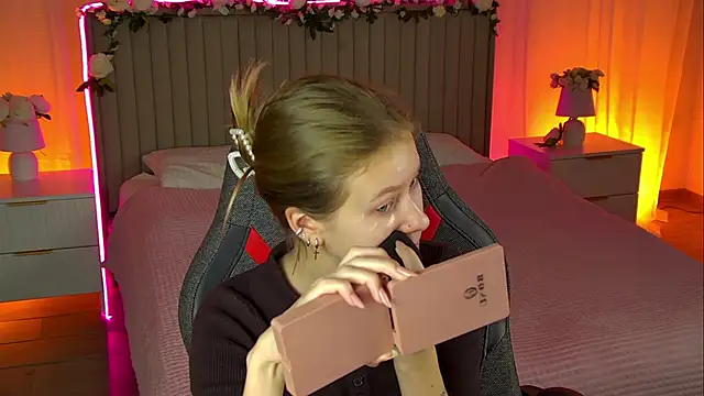 Snapshot of EveMundie chatting on October 2025 12:18:02 PM EveMundie online show from October 2025 12:18:02 PM