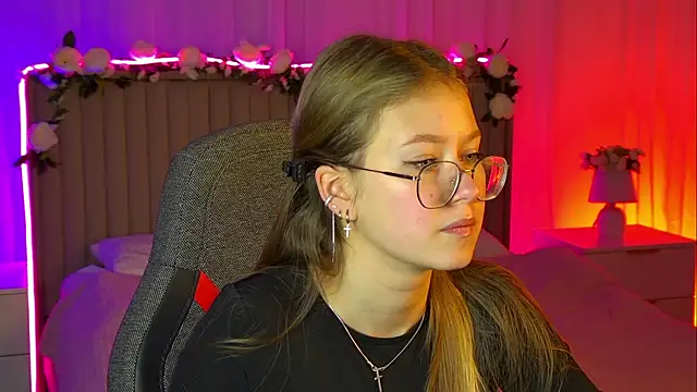 Snapshot of EveMundie chatting on October 2025 09:21:02 AM EveMundie online show from October 2025 09:21:02 AM