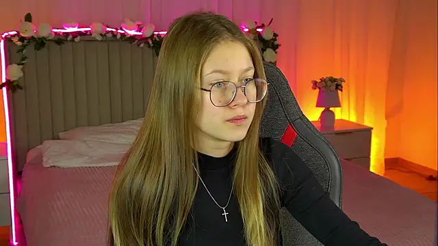 Snapshot of EveMundie chatting on November 2025 06:14:01 AM EveMundie online show from November 2025 06:14:01 AM