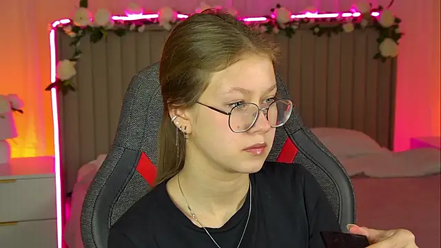 Snapshot of EveMundie chatting on November 2025 09:53:01 AM EveMundie online show from November 2025 09:53:01 AM