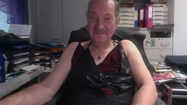 HMStraps01 online show from January 2026 01:04:02 PM