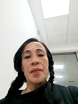 Snapshot of Coeur_de_luxure chatting on February 2025 01:14:02 AM Coeur de luxure online show from February 2025 01:14:02 AM