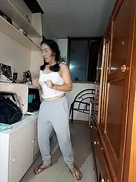 Snapshot of Coeur_de_luxure chatting on March 2025 02:36:02 AM Coeur de luxure online show from March 2025 02:36:02 AM