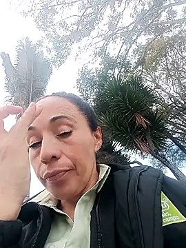 Snapshot of Coeur_de_luxure chatting on October 2025 05:25:02 PM Coeur de luxure online show from October 2025 05:25:02 PM