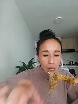 Snapshot of Coeur_de_luxure chatting on November 2025 06:18:01 PM Coeur de luxure online show from November 2025 06:18:01 PM