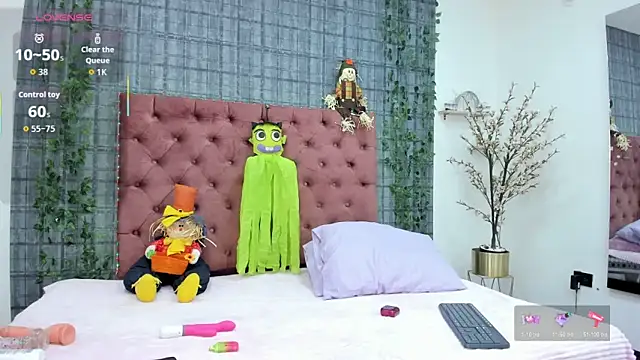 Mia  coluccy online show from October 2025 12:47:02 AM