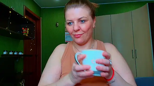Snapshot of VeronikawGold chatting on June 2026 07:32:01 AM VeronikawGold online show from June 2026 07:32:01 AM