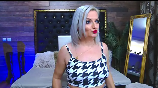 Snapshot of LadyTouch chatting on February 2025 03:50:01 AM LadyTouch online show from February 2025 03:50:01 AM