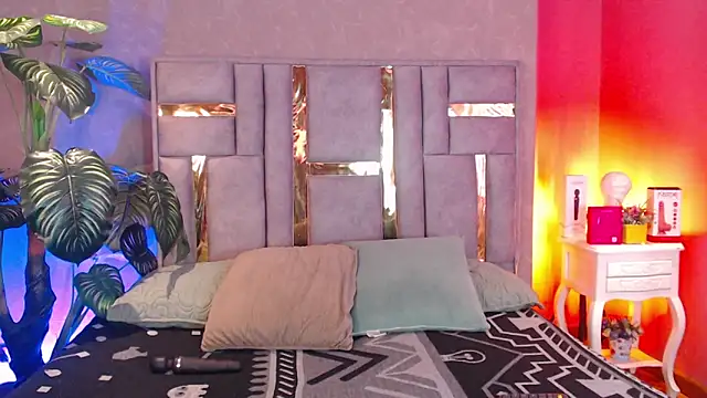 Tyla Ks online show from September 2025 07:37:02 PM