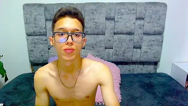 Snapshot of skinny_bigcock02 chatting on March 2025 07:37:01 PM skinny bigcock02 online show from March 2025 07:37:01 PM
