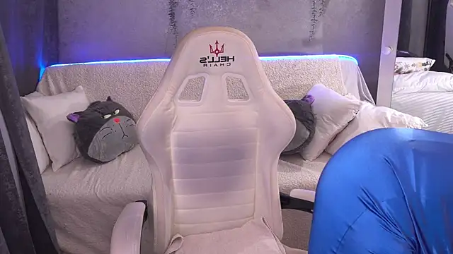 LilyFoxyy online show from November 2025 08:00:01 PM