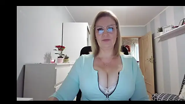 DianaLive online show from December 2025 09:05:01 AM