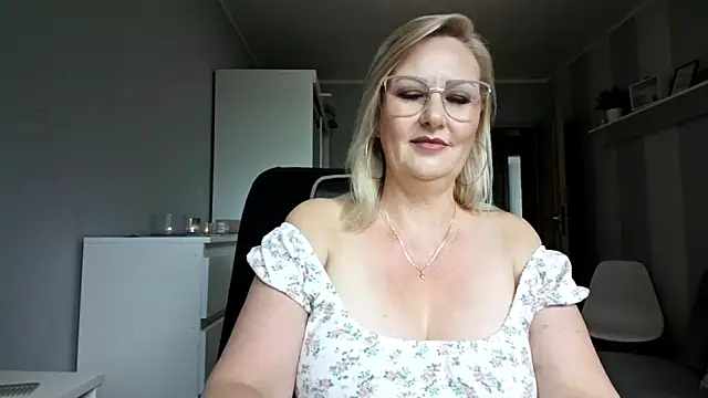 Snapshot of DianaLive chatting on June 2026 09:14:01 AM DianaLive online show from June 2026 09:14:01 AM