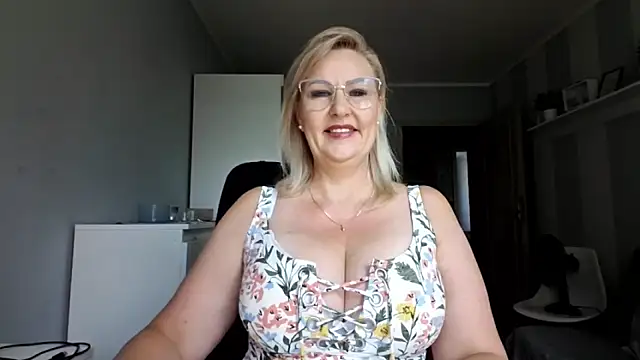 Snapshot of DianaLive chatting on June 2026 09:54:01 AM DianaLive online show from June 2026 09:54:01 AM