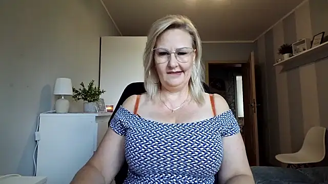 Snapshot of DianaLive chatting on July 2026 07:57:01 AM DianaLive online show from July 2026 07:57:01 AM