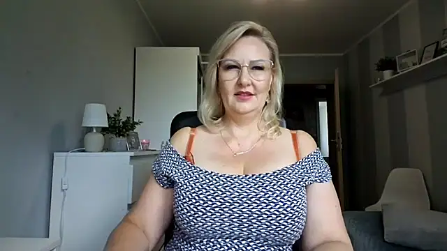 Snapshot of DianaLive chatting on July 2026 07:06:01 AM DianaLive online show from July 2026 07:06:01 AM