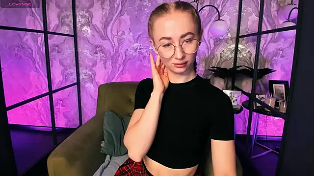Snapshot of VictoriaLights chatting on April 2026 06:20:01 AM VictoriaLights online show from April 2026 06:20:01 AM