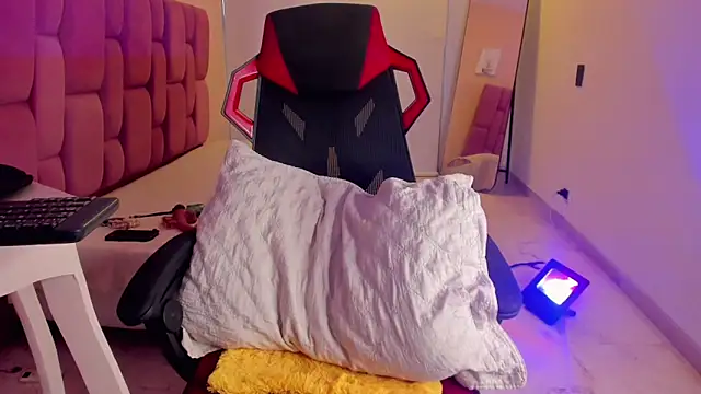 CHANELL 11INCHES online show from December 2025 09:45:02 PM